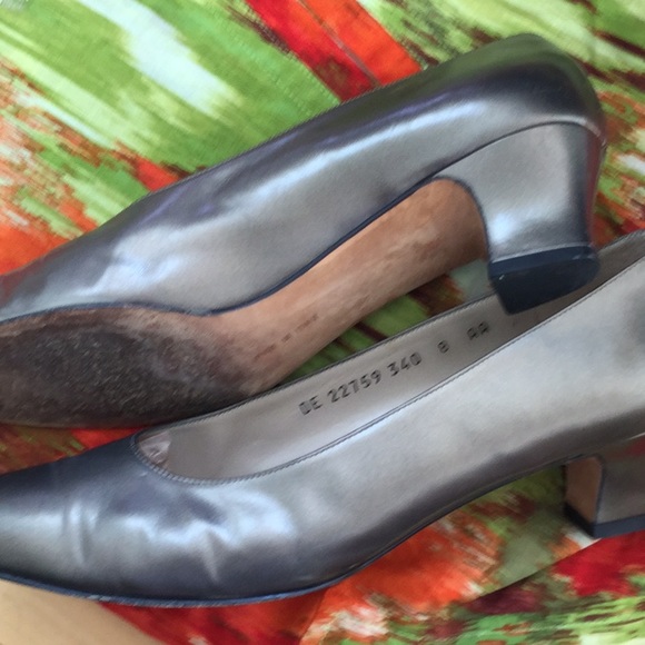 Ferragamo 2” heels silvery gold color 8 AA - Picture 3 of 6